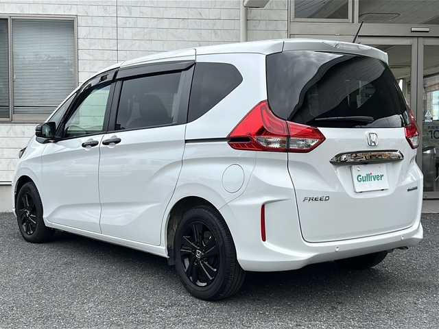 ホンダ フリード ハイブリット G ブラックスタイル 埼玉県 2022(令4)年 2.1万km プラチナホワイトパール 純正ナビ　/フルセグ/DVD/CD/BT/SD/USB/FM/AM/ビルトインＥＴＣ　/前後ドライブレコーダー　/前席シートヒーター　/バックカメラ　/ＡＣＣ　/両側パワースライドドア　/衝突軽減システム　/レーンキープアシスト　/ステアリングスイッチ/スマートキー２本　/保証書　/取扱説明書