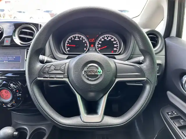 日産 ノート X Vセレクション 宮城県 2020(令2)年 8.9万km ブリリアントホワイトパール インテリジェントアラウンドビューモニター/＋スマートルームミラー/＋ドアミラーヒーター/＝＝＝/インテリジェントエマージェンシーブレーキ/車線逸脱警報機能/踏み間違い衝突防止アシスト/コーナーセンサー/純正ナビ/・フルセグ/・Bluetooth/・CD/DVD/・AM/FM/ETC/純正ドライブレコーダー/キャンセラー/アームレスト/ステアリングスイッチ/オートライト/ハイビームアシスト/インテリジェントキー/純正フロアマット