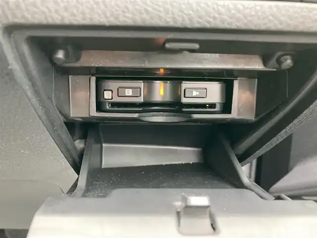 トヨタ カムリ G 静岡県 2017(平29)年 3.6万km ダークブルーマイカM 社外ナビ/ワンセグTV/バックモニター/ビルトインETC/レーダークルーズコントロール/セーフティセンスP/・衝突被害軽減ブレーキ/・車線逸脱防止支援/・オートマチックハイビーム/LEDヘッドランプ/オートライト/オートエアコン/革巻きステアリング/ステアリングスイッチ/運転席パワーシート/純正17インチアルミホイール/スマートキー/プッシュエンジンスタート/スペアスマートキー/禁煙車