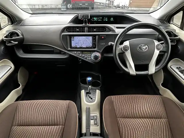 トヨタ アクア G 福島県 2013(平25)年 3.9万km ライムホワイトパールクリスタルシャイン 純正ナビゲーション/バックカメラ/ETC/前席シートヒーター/ステアリングリモコン/LEDオートライト/アイドリングストップ/純正フロアマット/ドアバイザー