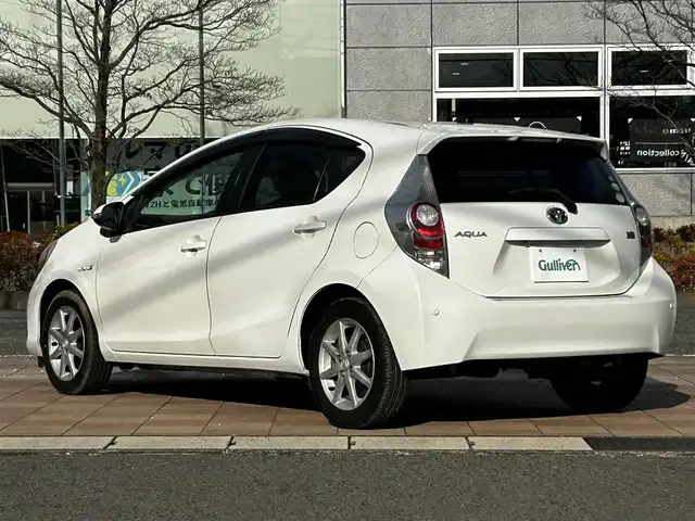 トヨタ アクア G 福島県 2013(平25)年 3.9万km ライムホワイトパールクリスタルシャイン 純正ナビゲーション/バックカメラ/ETC/前席シートヒーター/ステアリングリモコン/LEDオートライト/アイドリングストップ/純正フロアマット/ドアバイザー