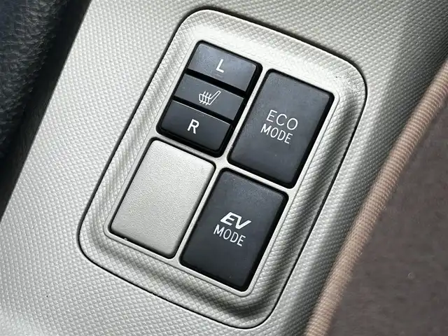 トヨタ アクア G 福島県 2013(平25)年 3.9万km ライムホワイトパールクリスタルシャイン 純正ナビゲーション/バックカメラ/ETC/前席シートヒーター/ステアリングリモコン/LEDオートライト/アイドリングストップ/純正フロアマット/ドアバイザー