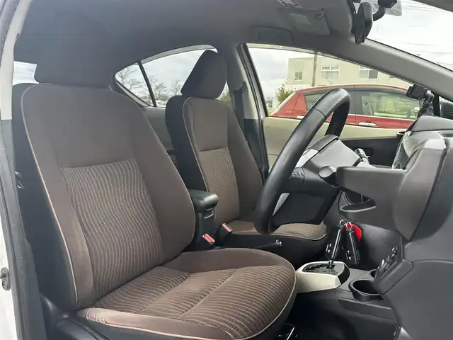 トヨタ アクア G 福島県 2013(平25)年 3.9万km ライムホワイトパールクリスタルシャイン 純正ナビゲーション/バックカメラ/ETC/前席シートヒーター/ステアリングリモコン/LEDオートライト/アイドリングストップ/純正フロアマット/ドアバイザー