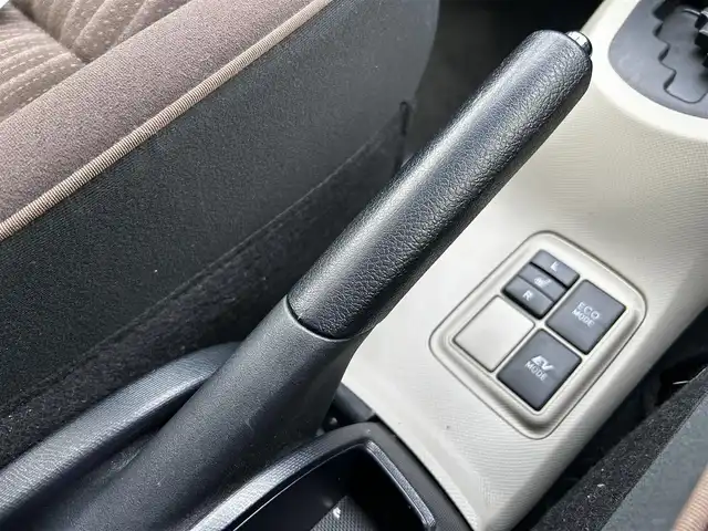 トヨタ アクア G 福島県 2013(平25)年 3.9万km ライムホワイトパールクリスタルシャイン 純正ナビゲーション/バックカメラ/ETC/前席シートヒーター/ステアリングリモコン/LEDオートライト/アイドリングストップ/純正フロアマット/ドアバイザー