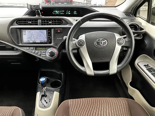 トヨタ アクア G 福島県 2013(平25)年 3.9万km ライムホワイトパールクリスタルシャイン 純正ナビゲーション/バックカメラ/ETC/前席シートヒーター/ステアリングリモコン/LEDオートライト/アイドリングストップ/純正フロアマット/ドアバイザー