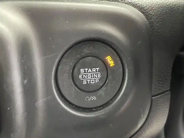 クライスラー・ジープ ジープ ラングラー アンリミテッド サハラ 富山県 2024(令6)年 0.9万km ブライトホワイト １オーナー　/純正ナビ（ｂｌｕｅｔｏｏｔｈ）　/フルセグＴＶ/前後カメラ/前後コーナーセンサー　/純正前後ドラレコ　/黒革シート　/前席シートヒーター　/ヒーテッドステアリング/（サイド）ミラーヒーティング/オートライト/ＬＥＤ　/フォグ　/純正１８インチAW/ＡＣＣ　/自動緊急ブレーキ　/ブラインドスポット/ヒルスタートアシスト/スマートキー/プッシュスタート/純正マット/保証書、取説/スペアキー