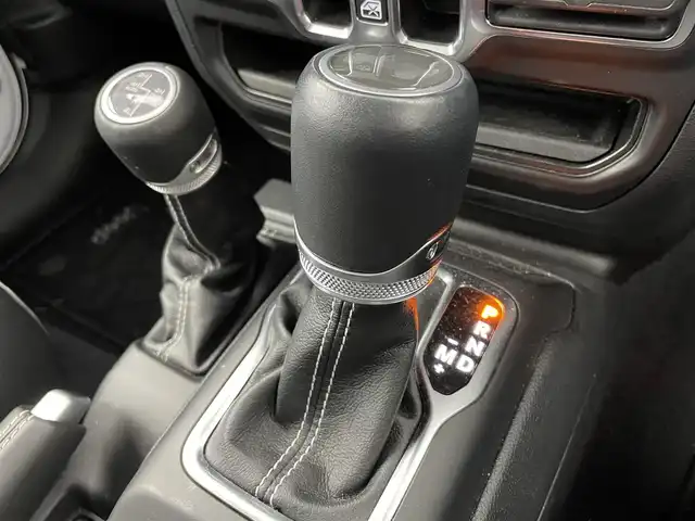 クライスラー・ジープ ジープ ラングラー アンリミテッド サハラ 富山県 2024(令6)年 0.9万km ブライトホワイト １オーナー　/純正ナビ（ｂｌｕｅｔｏｏｔｈ）　/フルセグＴＶ/前後カメラ/前後コーナーセンサー　/純正前後ドラレコ　/黒革シート　/前席シートヒーター　/ヒーテッドステアリング/（サイド）ミラーヒーティング/オートライト/ＬＥＤ　/フォグ　/純正１８インチAW/ＡＣＣ　/自動緊急ブレーキ　/ブラインドスポット/ヒルスタートアシスト/スマートキー/プッシュスタート/純正マット/保証書、取説/スペアキー