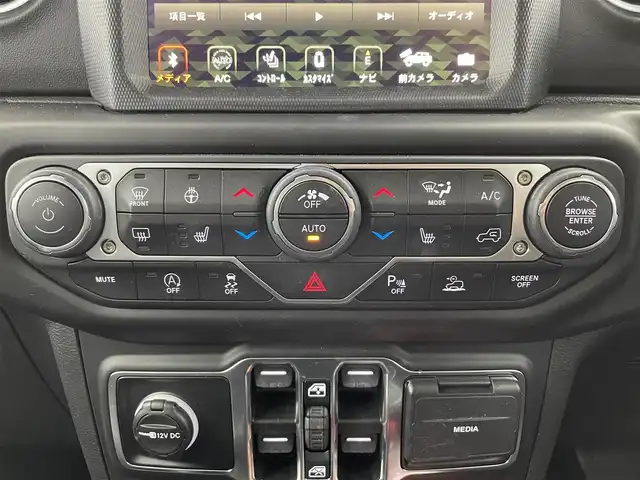 クライスラー・ジープ ジープ ラングラー アンリミテッド サハラ 富山県 2024(令6)年 0.9万km ブライトホワイト １オーナー　/純正ナビ（ｂｌｕｅｔｏｏｔｈ）　/フルセグＴＶ/前後カメラ/前後コーナーセンサー　/純正前後ドラレコ　/黒革シート　/前席シートヒーター　/ヒーテッドステアリング/（サイド）ミラーヒーティング/オートライト/ＬＥＤ　/フォグ　/純正１８インチAW/ＡＣＣ　/自動緊急ブレーキ　/ブラインドスポット/ヒルスタートアシスト/スマートキー/プッシュスタート/純正マット/保証書、取説/スペアキー