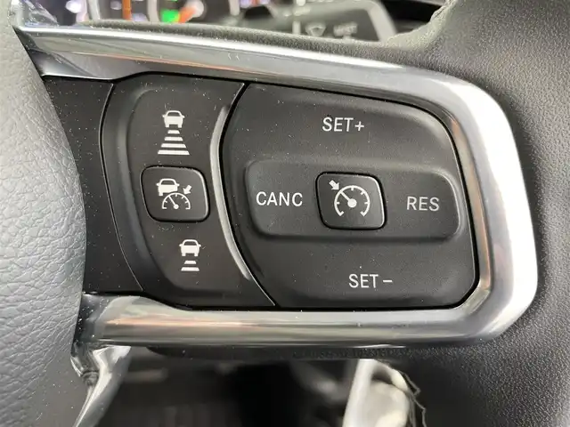 クライスラー・ジープ ジープ ラングラー アンリミテッド サハラ 富山県 2024(令6)年 0.9万km ブライトホワイト １オーナー　/純正ナビ（ｂｌｕｅｔｏｏｔｈ）　/フルセグＴＶ/前後カメラ/前後コーナーセンサー　/純正前後ドラレコ　/黒革シート　/前席シートヒーター　/ヒーテッドステアリング/（サイド）ミラーヒーティング/オートライト/ＬＥＤ　/フォグ　/純正１８インチAW/ＡＣＣ　/自動緊急ブレーキ　/ブラインドスポット/ヒルスタートアシスト/スマートキー/プッシュスタート/純正マット/保証書、取説/スペアキー