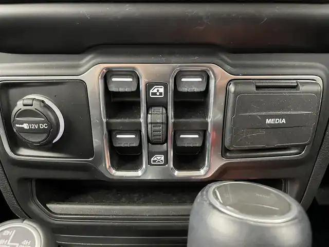 クライスラー・ジープ ジープ ラングラー アンリミテッド サハラ 富山県 2024(令6)年 0.9万km ブライトホワイト １オーナー　/純正ナビ（ｂｌｕｅｔｏｏｔｈ）　/フルセグＴＶ/前後カメラ/前後コーナーセンサー　/純正前後ドラレコ　/黒革シート　/前席シートヒーター　/ヒーテッドステアリング/（サイド）ミラーヒーティング/オートライト/ＬＥＤ　/フォグ　/純正１８インチAW/ＡＣＣ　/自動緊急ブレーキ　/ブラインドスポット/ヒルスタートアシスト/スマートキー/プッシュスタート/純正マット/保証書、取説/スペアキー