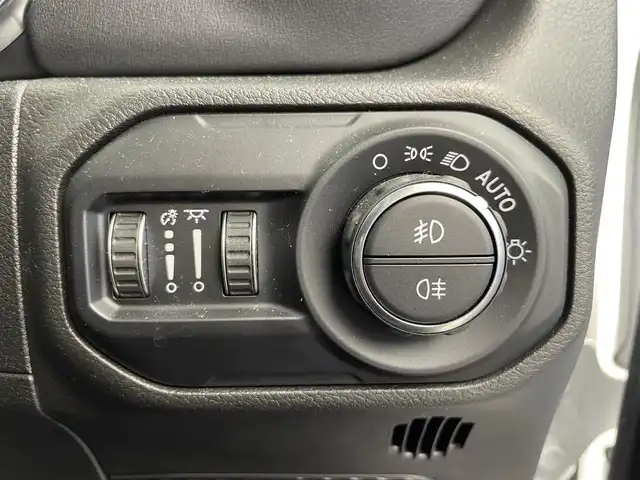 クライスラー・ジープ ジープ ラングラー アンリミテッド サハラ 富山県 2024(令6)年 0.9万km ブライトホワイト １オーナー　/純正ナビ（ｂｌｕｅｔｏｏｔｈ）　/フルセグＴＶ/前後カメラ/前後コーナーセンサー　/純正前後ドラレコ　/黒革シート　/前席シートヒーター　/ヒーテッドステアリング/（サイド）ミラーヒーティング/オートライト/ＬＥＤ　/フォグ　/純正１８インチAW/ＡＣＣ　/自動緊急ブレーキ　/ブラインドスポット/ヒルスタートアシスト/スマートキー/プッシュスタート/純正マット/保証書、取説/スペアキー