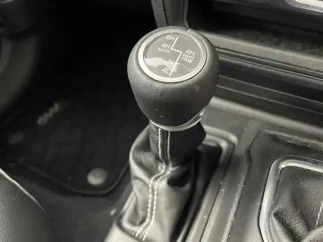 クライスラー・ジープ ジープ ラングラー アンリミテッド サハラ 富山県 2024(令6)年 0.9万km ブライトホワイト １オーナー　/純正ナビ（ｂｌｕｅｔｏｏｔｈ）　/フルセグＴＶ/前後カメラ/前後コーナーセンサー　/純正前後ドラレコ　/黒革シート　/前席シートヒーター　/ヒーテッドステアリング/（サイド）ミラーヒーティング/オートライト/ＬＥＤ　/フォグ　/純正１８インチAW/ＡＣＣ　/自動緊急ブレーキ　/ブラインドスポット/ヒルスタートアシスト/スマートキー/プッシュスタート/純正マット/保証書、取説/スペアキー