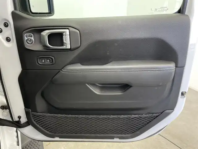 クライスラー・ジープ ジープ ラングラー アンリミテッド サハラ 富山県 2024(令6)年 0.9万km ブライトホワイト １オーナー　/純正ナビ（ｂｌｕｅｔｏｏｔｈ）　/フルセグＴＶ/前後カメラ/前後コーナーセンサー　/純正前後ドラレコ　/黒革シート　/前席シートヒーター　/ヒーテッドステアリング/（サイド）ミラーヒーティング/オートライト/ＬＥＤ　/フォグ　/純正１８インチAW/ＡＣＣ　/自動緊急ブレーキ　/ブラインドスポット/ヒルスタートアシスト/スマートキー/プッシュスタート/純正マット/保証書、取説/スペアキー