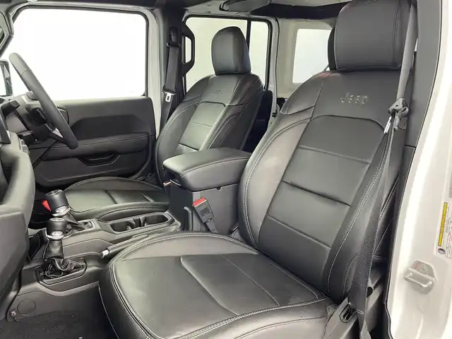 クライスラー・ジープ ジープ ラングラー アンリミテッド サハラ 富山県 2024(令6)年 0.9万km ブライトホワイト １オーナー　/純正ナビ（ｂｌｕｅｔｏｏｔｈ）　/フルセグＴＶ/前後カメラ/前後コーナーセンサー　/純正前後ドラレコ　/黒革シート　/前席シートヒーター　/ヒーテッドステアリング/（サイド）ミラーヒーティング/オートライト/ＬＥＤ　/フォグ　/純正１８インチAW/ＡＣＣ　/自動緊急ブレーキ　/ブラインドスポット/ヒルスタートアシスト/スマートキー/プッシュスタート/純正マット/保証書、取説/スペアキー