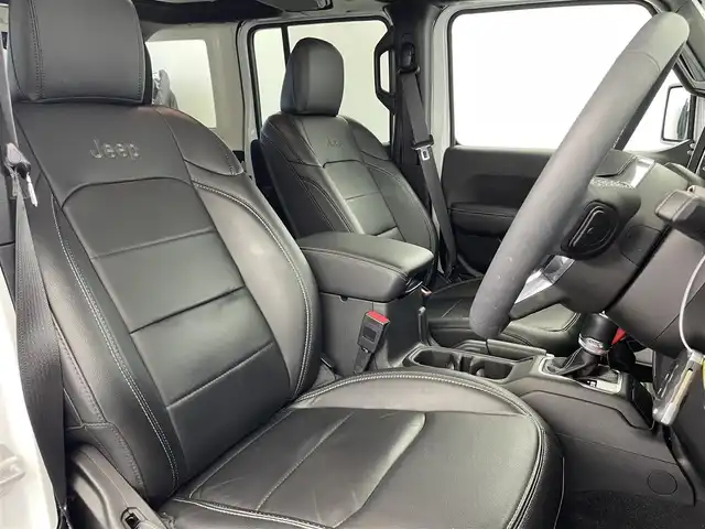 クライスラー・ジープ ジープ ラングラー アンリミテッド サハラ 富山県 2024(令6)年 0.9万km ブライトホワイト １オーナー　/純正ナビ（ｂｌｕｅｔｏｏｔｈ）　/フルセグＴＶ/前後カメラ/前後コーナーセンサー　/純正前後ドラレコ　/黒革シート　/前席シートヒーター　/ヒーテッドステアリング/（サイド）ミラーヒーティング/オートライト/ＬＥＤ　/フォグ　/純正１８インチAW/ＡＣＣ　/自動緊急ブレーキ　/ブラインドスポット/ヒルスタートアシスト/スマートキー/プッシュスタート/純正マット/保証書、取説/スペアキー