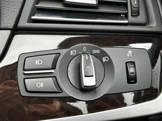 ＢＭＷ ５２８ｉ 福島県 2012(平24)年 9.6万km アルピンホワイトⅢ ワンオーナー/純正ナビ/レザーシート/前席パワーシート/前席シートヒーター/バックカメラ/ステアリングリモコン/ETC/スマートキー/プッシュスタート/オートライト/キセノンライト/フォグランプ/バックフォグ/純正18インチアルミホイール/保証書/取扱説明書