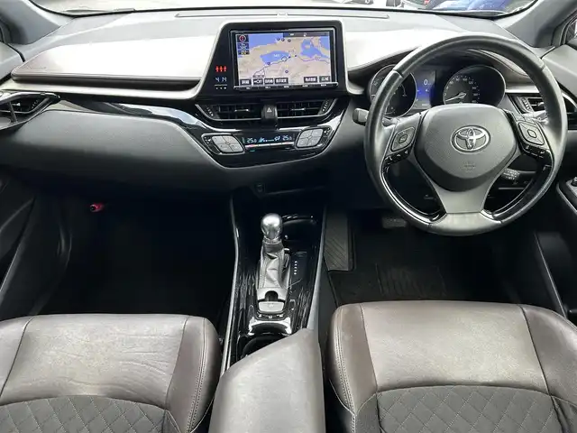 トヨタ Ｃ－ＨＲ G 島根県 2017(平29)年 7万km ブラックマイカ 登録時走行距離69880km/純正SDナビ（Bluetooth・AM・FM・CD・DVD）/フルセグTV/バックカメラ/レーダークルーズコントロール/レーンキープアシスト/コーナーセンサー/横滑り防止装置/衝突被害軽減ブレーキ/車両接近通報スイッチ/ブラインドスポットモニター/ETC/LEDヘッドライト/オートライト/オートハイビーム/純正フロアマット/純正AW１８インチ/ハーフレザーシート/ホールドブレーキ