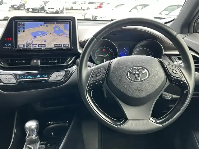 トヨタ Ｃ－ＨＲ G 島根県 2017(平29)年 7万km ブラックマイカ 登録時走行距離69880km/純正SDナビ（Bluetooth・AM・FM・CD・DVD）/フルセグTV/バックカメラ/レーダークルーズコントロール/レーンキープアシスト/コーナーセンサー/横滑り防止装置/衝突被害軽減ブレーキ/車両接近通報スイッチ/ブラインドスポットモニター/ETC/LEDヘッドライト/オートライト/オートハイビーム/純正フロアマット/純正AW１８インチ/ハーフレザーシート/ホールドブレーキ