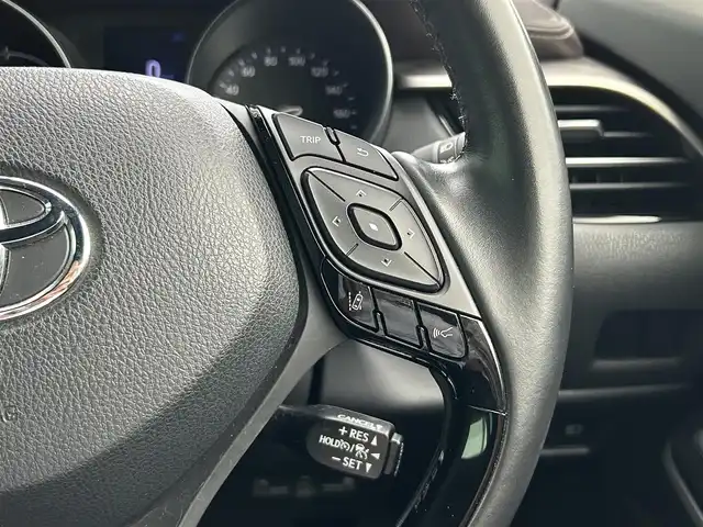 トヨタ Ｃ－ＨＲ G 島根県 2017(平29)年 7万km ブラックマイカ 登録時走行距離69880km/純正SDナビ（Bluetooth・AM・FM・CD・DVD）/フルセグTV/バックカメラ/レーダークルーズコントロール/レーンキープアシスト/コーナーセンサー/横滑り防止装置/衝突被害軽減ブレーキ/車両接近通報スイッチ/ブラインドスポットモニター/ETC/LEDヘッドライト/オートライト/オートハイビーム/純正フロアマット/純正AW１８インチ/ハーフレザーシート/ホールドブレーキ
