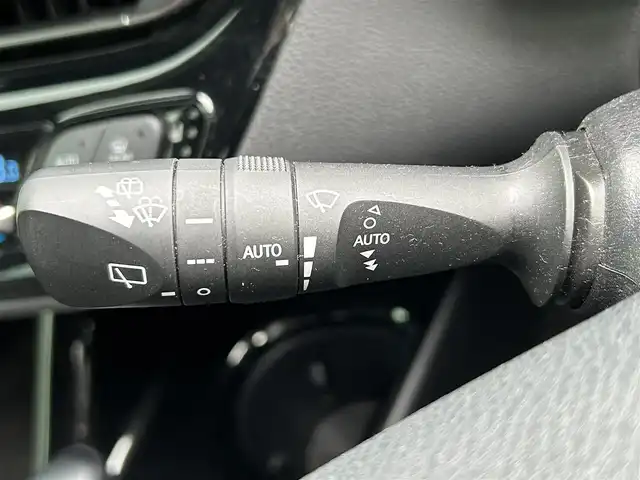 トヨタ Ｃ－ＨＲ G 島根県 2017(平29)年 7万km ブラックマイカ 登録時走行距離69880km/純正SDナビ（Bluetooth・AM・FM・CD・DVD）/フルセグTV/バックカメラ/レーダークルーズコントロール/レーンキープアシスト/コーナーセンサー/横滑り防止装置/衝突被害軽減ブレーキ/車両接近通報スイッチ/ブラインドスポットモニター/ETC/LEDヘッドライト/オートライト/オートハイビーム/純正フロアマット/純正AW１８インチ/ハーフレザーシート/ホールドブレーキ