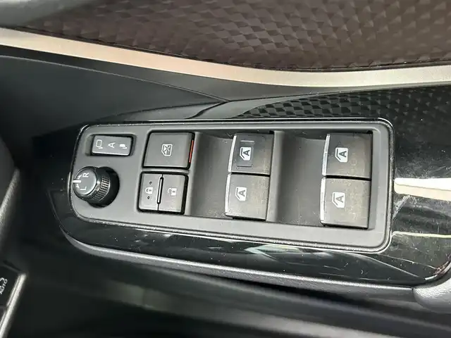 トヨタ Ｃ－ＨＲ G 島根県 2017(平29)年 7万km ブラックマイカ 登録時走行距離69880km/純正SDナビ（Bluetooth・AM・FM・CD・DVD）/フルセグTV/バックカメラ/レーダークルーズコントロール/レーンキープアシスト/コーナーセンサー/横滑り防止装置/衝突被害軽減ブレーキ/車両接近通報スイッチ/ブラインドスポットモニター/ETC/LEDヘッドライト/オートライト/オートハイビーム/純正フロアマット/純正AW１８インチ/ハーフレザーシート/ホールドブレーキ