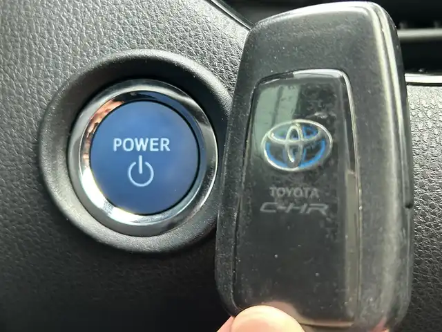 トヨタ Ｃ－ＨＲ G 島根県 2017(平29)年 7万km ブラックマイカ 登録時走行距離69880km/純正SDナビ（Bluetooth・AM・FM・CD・DVD）/フルセグTV/バックカメラ/レーダークルーズコントロール/レーンキープアシスト/コーナーセンサー/横滑り防止装置/衝突被害軽減ブレーキ/車両接近通報スイッチ/ブラインドスポットモニター/ETC/LEDヘッドライト/オートライト/オートハイビーム/純正フロアマット/純正AW１８インチ/ハーフレザーシート/ホールドブレーキ