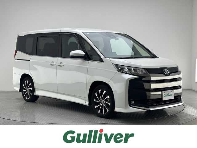 トヨタ ノア S－Z 兵庫県 2023(令5)年 1.8万km ホワイトパールクリスタルシャイン ・純正メモリナビ/・ビルドインＥＴＣ２．０/・バックカメラ/・ＨＤＭＩ接続あり/・フルセグＴＶ/・ＣＤ／ＤＶＤ再生あり/・純正１７インチアルミホイール/・衝突軽減ブレーキ/・レーンキープアシスト/・ロードサインアシスト/・プロアクティブドライビングアシスト/・アクティブクルーズコントロール/・ＬＥＤヘッドライト/・LEDフォグランプ/・オートライト/・オートマチックハイビーム/・シートヒーターD/N/・ハーフレザーシート /・純正ドアバイザー/・社外ドアバイザー/・コーナーセンサー/・前後ドライブレコーダー/・両側パワースライド