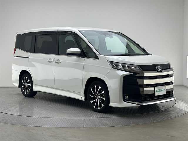 トヨタ ノア S－Z 兵庫県 2023(令5)年 1.8万km ホワイトパールクリスタルシャイン ・純正メモリナビ/・ビルドインＥＴＣ２．０/・バックカメラ/・ＨＤＭＩ接続あり/・フルセグＴＶ/・ＣＤ／ＤＶＤ再生あり/・純正１７インチアルミホイール/・衝突軽減ブレーキ/・レーンキープアシスト/・ロードサインアシスト/・プロアクティブドライビングアシスト/・アクティブクルーズコントロール/・ＬＥＤヘッドライト/・LEDフォグランプ/・オートライト/・オートマチックハイビーム/・シートヒーターD/N/・ハーフレザーシート /・純正ドアバイザー/・社外ドアバイザー/・コーナーセンサー/・前後ドライブレコーダー/・両側パワースライド