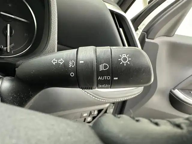 トヨタ ノア S－Z 兵庫県 2023(令5)年 1.8万km ホワイトパールクリスタルシャイン ・純正メモリナビ/・ビルドインＥＴＣ２．０/・バックカメラ/・ＨＤＭＩ接続あり/・フルセグＴＶ/・ＣＤ／ＤＶＤ再生あり/・純正１７インチアルミホイール/・衝突軽減ブレーキ/・レーンキープアシスト/・ロードサインアシスト/・プロアクティブドライビングアシスト/・アクティブクルーズコントロール/・ＬＥＤヘッドライト/・LEDフォグランプ/・オートライト/・オートマチックハイビーム/・シートヒーターD/N/・ハーフレザーシート /・純正ドアバイザー/・社外ドアバイザー/・コーナーセンサー/・前後ドライブレコーダー/・両側パワースライド