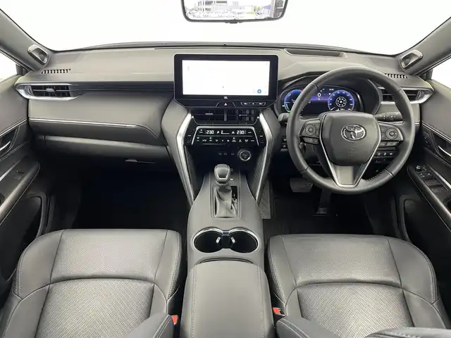 トヨタ ハリアー ハイブリッド Z レザーパッケージ 埼玉県 2023(令5)年 1.1万km プラチナホワイトパールマイカ 純正１２．３インチディスプレイオーディオ　パノラミックビューモニター　ＢＳＭ　ＪＢＬサウンド　黒レザー　セーフティセンス　レーダークルーズ　ビルトインＥＴＣ２．０　メモリシート　ＡＣ１００Ｖ　ＬＥＤ　オートハイビーム　シートヒーター　ベンチレーション　ステアリングヒーター