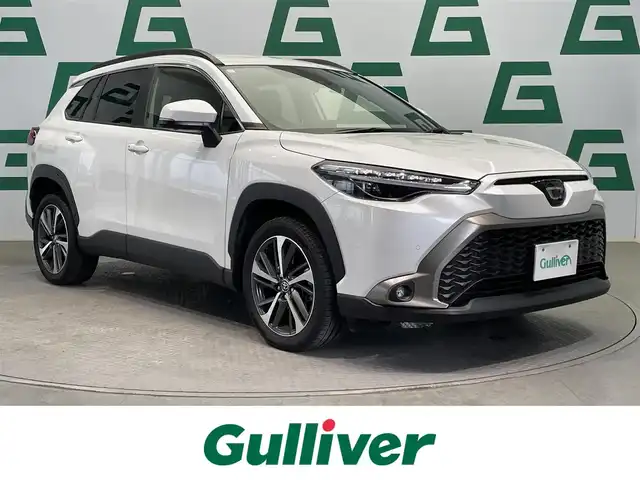 トヨタ カローラ クロス Z 鹿児島県 2023(令5)年 3.6万km プラチナホワイトパールマイカ ワンオーナー/純正ディスプレイオーディオ/(フルセグ/Bluetooth/AppleCarPlay/AndroidAuto)/全方位カメラ/前後ドライブレコーダー/ビルトインETC2.0/置くだけ充電/Toyota Safety Sense/　・プリクラッシュセーフティ/　・レーントレーシングアシスト/　・レーンディパーチャーアラート/　・レーダークルーズコントロール（全車速追従機能付）/　・オートマチックハイビーム/　・ロードサインアシスト/　・ドライバー異常時対応システム/　・プロアクティブドライビングアシスト/　・発進遅れ告知機能：先行車・信号出遅れ防止をサポート/BSM/前席シートヒーター/電動リアゲート/電動パーキングブレーキ/オートブレーキホールド/後席USB充電ソケット/レザー調シートカバー(clazzio)/電動格納ミラー/純正アルミホイール/純正フロアマット/LEDヘッドライト/フロントフォグライト