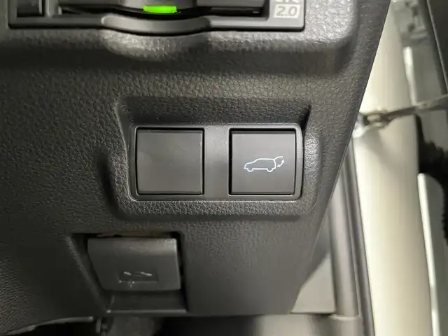 トヨタ カローラ クロス Z 鹿児島県 2023(令5)年 3.6万km プラチナホワイトパールマイカ ワンオーナー/純正ディスプレイオーディオ/(フルセグ/Bluetooth/AppleCarPlay/AndroidAuto)/全方位カメラ/前後ドライブレコーダー/ビルトインETC2.0/置くだけ充電/Toyota Safety Sense/　・プリクラッシュセーフティ/　・レーントレーシングアシスト/　・レーンディパーチャーアラート/　・レーダークルーズコントロール（全車速追従機能付）/　・オートマチックハイビーム/　・ロードサインアシスト/　・ドライバー異常時対応システム/　・プロアクティブドライビングアシスト/　・発進遅れ告知機能：先行車・信号出遅れ防止をサポート/BSM/前席シートヒーター/電動リアゲート/電動パーキングブレーキ/オートブレーキホールド/後席USB充電ソケット/レザー調シートカバー(clazzio)/電動格納ミラー/純正アルミホイール/純正フロアマット/LEDヘッドライト/フロントフォグライト