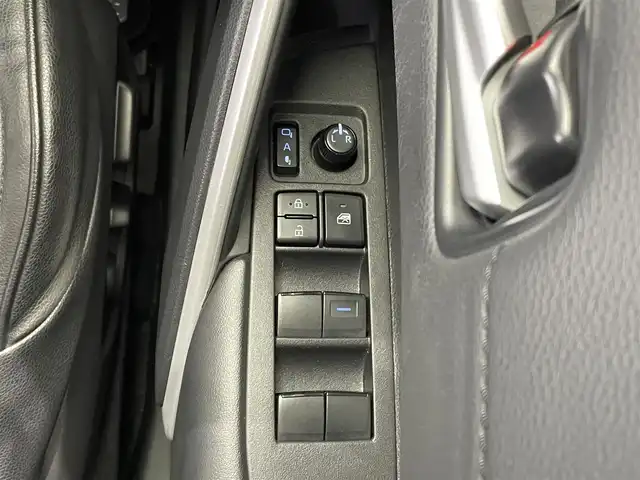 トヨタ カローラ クロス Z 鹿児島県 2023(令5)年 3.6万km プラチナホワイトパールマイカ ワンオーナー/純正ディスプレイオーディオ/(フルセグ/Bluetooth/AppleCarPlay/AndroidAuto)/全方位カメラ/前後ドライブレコーダー/ビルトインETC2.0/置くだけ充電/Toyota Safety Sense/　・プリクラッシュセーフティ/　・レーントレーシングアシスト/　・レーンディパーチャーアラート/　・レーダークルーズコントロール（全車速追従機能付）/　・オートマチックハイビーム/　・ロードサインアシスト/　・ドライバー異常時対応システム/　・プロアクティブドライビングアシスト/　・発進遅れ告知機能：先行車・信号出遅れ防止をサポート/BSM/前席シートヒーター/電動リアゲート/電動パーキングブレーキ/オートブレーキホールド/後席USB充電ソケット/レザー調シートカバー(clazzio)/電動格納ミラー/純正アルミホイール/純正フロアマット/LEDヘッドライト/フロントフォグライト