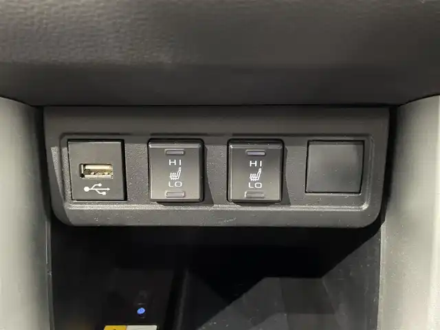 トヨタ カローラ クロス Z 鹿児島県 2023(令5)年 3.6万km プラチナホワイトパールマイカ ワンオーナー/純正ディスプレイオーディオ/(フルセグ/Bluetooth/AppleCarPlay/AndroidAuto)/全方位カメラ/前後ドライブレコーダー/ビルトインETC2.0/置くだけ充電/Toyota Safety Sense/　・プリクラッシュセーフティ/　・レーントレーシングアシスト/　・レーンディパーチャーアラート/　・レーダークルーズコントロール（全車速追従機能付）/　・オートマチックハイビーム/　・ロードサインアシスト/　・ドライバー異常時対応システム/　・プロアクティブドライビングアシスト/　・発進遅れ告知機能：先行車・信号出遅れ防止をサポート/BSM/前席シートヒーター/電動リアゲート/電動パーキングブレーキ/オートブレーキホールド/後席USB充電ソケット/レザー調シートカバー(clazzio)/電動格納ミラー/純正アルミホイール/純正フロアマット/LEDヘッドライト/フロントフォグライト