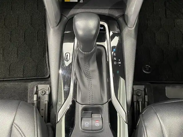トヨタ カローラ クロス Z 鹿児島県 2023(令5)年 3.6万km プラチナホワイトパールマイカ ワンオーナー/純正ディスプレイオーディオ/(フルセグ/Bluetooth/AppleCarPlay/AndroidAuto)/全方位カメラ/前後ドライブレコーダー/ビルトインETC2.0/置くだけ充電/Toyota Safety Sense/　・プリクラッシュセーフティ/　・レーントレーシングアシスト/　・レーンディパーチャーアラート/　・レーダークルーズコントロール（全車速追従機能付）/　・オートマチックハイビーム/　・ロードサインアシスト/　・ドライバー異常時対応システム/　・プロアクティブドライビングアシスト/　・発進遅れ告知機能：先行車・信号出遅れ防止をサポート/BSM/前席シートヒーター/電動リアゲート/電動パーキングブレーキ/オートブレーキホールド/後席USB充電ソケット/レザー調シートカバー(clazzio)/電動格納ミラー/純正アルミホイール/純正フロアマット/LEDヘッドライト/フロントフォグライト