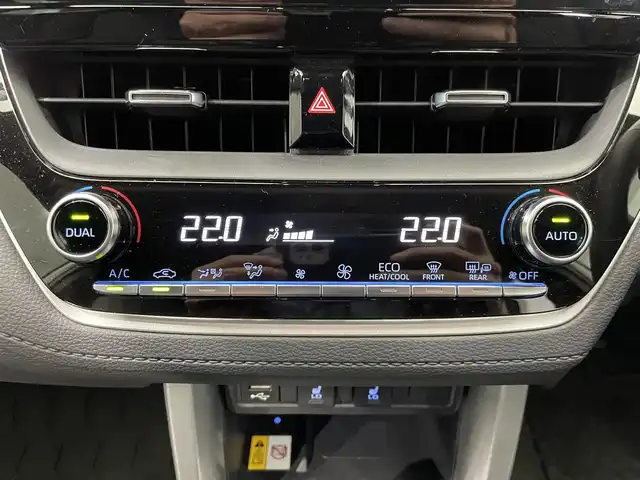 トヨタ カローラ クロス Z 鹿児島県 2023(令5)年 3.6万km プラチナホワイトパールマイカ ワンオーナー/純正ディスプレイオーディオ/(フルセグ/Bluetooth/AppleCarPlay/AndroidAuto)/全方位カメラ/前後ドライブレコーダー/ビルトインETC2.0/置くだけ充電/Toyota Safety Sense/　・プリクラッシュセーフティ/　・レーントレーシングアシスト/　・レーンディパーチャーアラート/　・レーダークルーズコントロール（全車速追従機能付）/　・オートマチックハイビーム/　・ロードサインアシスト/　・ドライバー異常時対応システム/　・プロアクティブドライビングアシスト/　・発進遅れ告知機能：先行車・信号出遅れ防止をサポート/BSM/前席シートヒーター/電動リアゲート/電動パーキングブレーキ/オートブレーキホールド/後席USB充電ソケット/レザー調シートカバー(clazzio)/電動格納ミラー/純正アルミホイール/純正フロアマット/LEDヘッドライト/フロントフォグライト