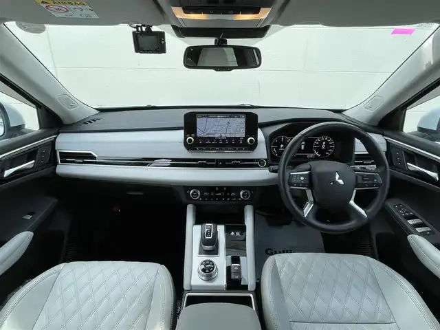 三菱 アウトランダー ＰＨＥＶ P 茨城県 2022(令4)年 2.6万km ホワイトダイヤモンド 革巻きステアリング/メーカーナビ/全方位カメラ/マイパイロット/サンルーフ/ステアリングヒーター/ヘッドアップディスプレイ/パワーメモリーシート/ホワイトレザーシート/シートヒーター/置くだけ充電/パドルシフト/パワーバックドア/LEDヘッドライト/ETC/BOSEサウンド