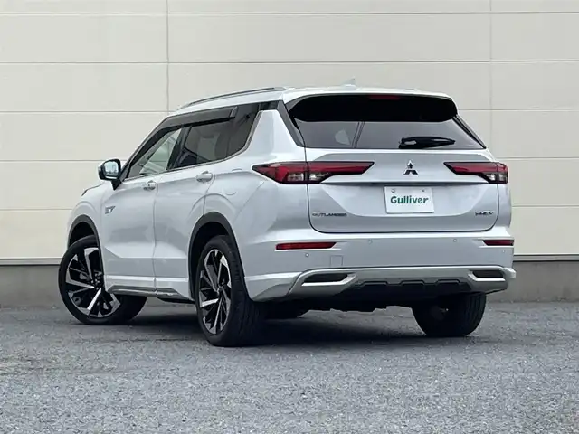 三菱 アウトランダー ＰＨＥＶ P 茨城県 2022(令4)年 2.6万km ホワイトダイヤモンド 革巻きステアリング/メーカーナビ/全方位カメラ/マイパイロット/サンルーフ/ステアリングヒーター/ヘッドアップディスプレイ/パワーメモリーシート/ホワイトレザーシート/シートヒーター/置くだけ充電/パドルシフト/パワーバックドア/LEDヘッドライト/ETC/BOSEサウンド