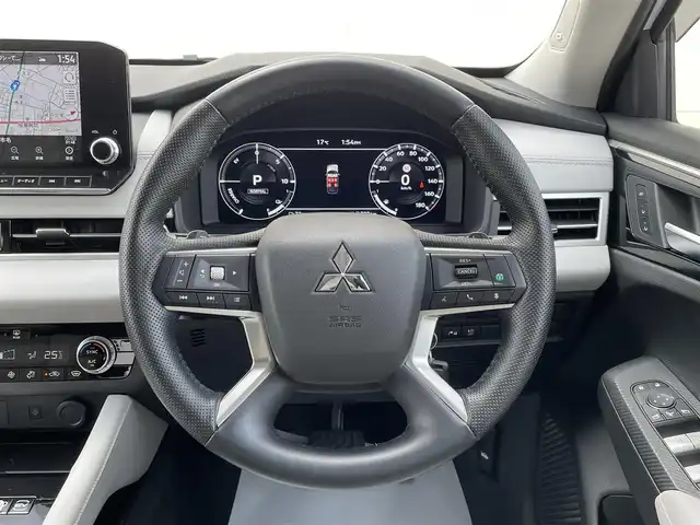 三菱 アウトランダー ＰＨＥＶ P 茨城県 2022(令4)年 2.6万km ホワイトダイヤモンド 革巻きステアリング/メーカーナビ/全方位カメラ/マイパイロット/サンルーフ/ステアリングヒーター/ヘッドアップディスプレイ/パワーメモリーシート/ホワイトレザーシート/シートヒーター/置くだけ充電/パドルシフト/パワーバックドア/LEDヘッドライト/ETC/BOSEサウンド