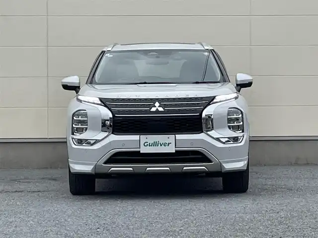三菱 アウトランダー ＰＨＥＶ P 茨城県 2022(令4)年 2.6万km ホワイトダイヤモンド 革巻きステアリング/メーカーナビ/全方位カメラ/マイパイロット/サンルーフ/ステアリングヒーター/ヘッドアップディスプレイ/パワーメモリーシート/ホワイトレザーシート/シートヒーター/置くだけ充電/パドルシフト/パワーバックドア/LEDヘッドライト/ETC/BOSEサウンド