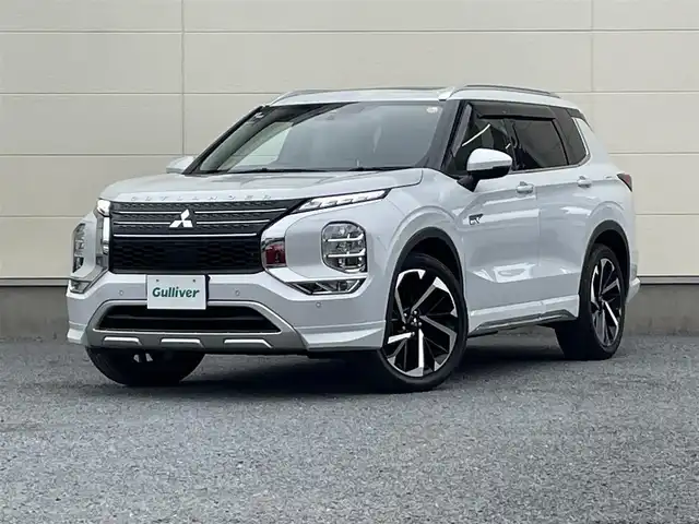 三菱 アウトランダー ＰＨＥＶ P 茨城県 2022(令4)年 2.6万km ホワイトダイヤモンド 革巻きステアリング/メーカーナビ/全方位カメラ/マイパイロット/サンルーフ/ステアリングヒーター/ヘッドアップディスプレイ/パワーメモリーシート/ホワイトレザーシート/シートヒーター/置くだけ充電/パドルシフト/パワーバックドア/LEDヘッドライト/ETC/BOSEサウンド