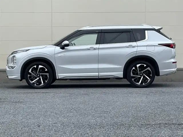 三菱 アウトランダー ＰＨＥＶ P 茨城県 2022(令4)年 2.6万km ホワイトダイヤモンド 革巻きステアリング/メーカーナビ/全方位カメラ/マイパイロット/サンルーフ/ステアリングヒーター/ヘッドアップディスプレイ/パワーメモリーシート/ホワイトレザーシート/シートヒーター/置くだけ充電/パドルシフト/パワーバックドア/LEDヘッドライト/ETC/BOSEサウンド