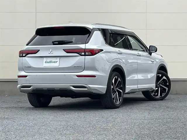 三菱 アウトランダー ＰＨＥＶ P 茨城県 2022(令4)年 2.6万km ホワイトダイヤモンド 革巻きステアリング/メーカーナビ/全方位カメラ/マイパイロット/サンルーフ/ステアリングヒーター/ヘッドアップディスプレイ/パワーメモリーシート/ホワイトレザーシート/シートヒーター/置くだけ充電/パドルシフト/パワーバックドア/LEDヘッドライト/ETC/BOSEサウンド