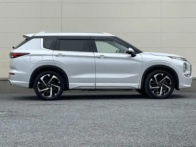 三菱 アウトランダー ＰＨＥＶ P 茨城県 2022(令4)年 2.6万km ホワイトダイヤモンド 革巻きステアリング/メーカーナビ/全方位カメラ/マイパイロット/サンルーフ/ステアリングヒーター/ヘッドアップディスプレイ/パワーメモリーシート/ホワイトレザーシート/シートヒーター/置くだけ充電/パドルシフト/パワーバックドア/LEDヘッドライト/ETC/BOSEサウンド