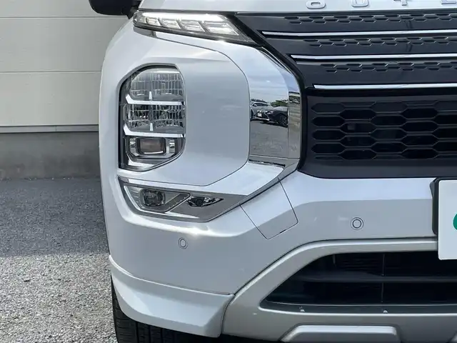 三菱 アウトランダー ＰＨＥＶ P 茨城県 2022(令4)年 2.6万km ホワイトダイヤモンド 革巻きステアリング/メーカーナビ/全方位カメラ/マイパイロット/サンルーフ/ステアリングヒーター/ヘッドアップディスプレイ/パワーメモリーシート/ホワイトレザーシート/シートヒーター/置くだけ充電/パドルシフト/パワーバックドア/LEDヘッドライト/ETC/BOSEサウンド