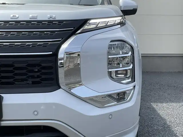 三菱 アウトランダー ＰＨＥＶ P 茨城県 2022(令4)年 2.6万km ホワイトダイヤモンド 革巻きステアリング/メーカーナビ/全方位カメラ/マイパイロット/サンルーフ/ステアリングヒーター/ヘッドアップディスプレイ/パワーメモリーシート/ホワイトレザーシート/シートヒーター/置くだけ充電/パドルシフト/パワーバックドア/LEDヘッドライト/ETC/BOSEサウンド