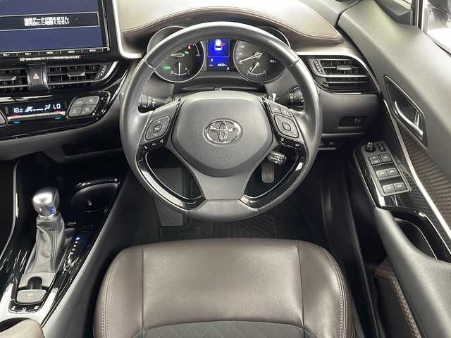 トヨタ Ｃ－ＨＲ G 愛知県 2017(平29)年 4.9万km ブラック/ホワイトパールクリスタルシャイン 2トーン 禁煙車/純正ディーラーオプション９インチナビ　/バックカメラ　/ＣＤ　ＤＶＤ　フルセグＴＶ　ＳＤ　Ｂｌｕｅｔｏｏｔｈ　ＦＭ　ＡＭ　/レーダークルーズコントロール　/トヨタセーフティーセンス　/プリクラッシュセーフティー/LDA/AHB/BSM/純正ドライブレコーダー/前席シートヒーター /ハーフレザーシート/革巻きステアリング/ビルトインETC