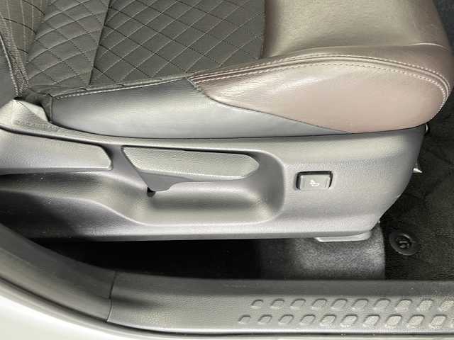 トヨタ Ｃ－ＨＲ G 愛知県 2017(平29)年 4.9万km ブラック/ホワイトパールクリスタルシャイン 2トーン 禁煙車/純正ディーラーオプション９インチナビ　/バックカメラ　/ＣＤ　ＤＶＤ　フルセグＴＶ　ＳＤ　Ｂｌｕｅｔｏｏｔｈ　ＦＭ　ＡＭ　/レーダークルーズコントロール　/トヨタセーフティーセンス　/プリクラッシュセーフティー/LDA/AHB/BSM/純正ドライブレコーダー/前席シートヒーター /ハーフレザーシート/革巻きステアリング/ビルトインETC