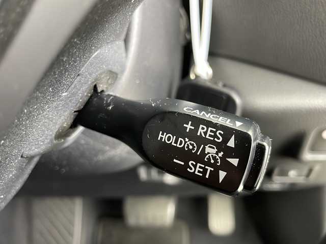 トヨタ Ｃ－ＨＲ G 愛知県 2017(平29)年 4.9万km ブラック/ホワイトパールクリスタルシャイン 2トーン 禁煙車/純正ディーラーオプション９インチナビ　/バックカメラ　/ＣＤ　ＤＶＤ　フルセグＴＶ　ＳＤ　Ｂｌｕｅｔｏｏｔｈ　ＦＭ　ＡＭ　/レーダークルーズコントロール　/トヨタセーフティーセンス　/プリクラッシュセーフティー/LDA/AHB/BSM/純正ドライブレコーダー/前席シートヒーター /ハーフレザーシート/革巻きステアリング/ビルトインETC