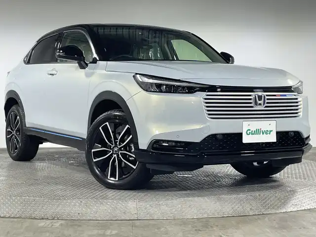 ホンダ ヴェゼル ハイブリッド e:HEV Z PLaYパッケージ 神奈川県 2025(令7)年 0.1千km パールⅡ 登録済未使用車/ホンダセンシング/純正ディスプレイオーディオ/・BT/フルセグTV/AppleCarPlay/AndroidAuto/USB/AM/FM/バックカメラ/電動リアゲート/Qi充電/ハーフレザーシート/シートヒーター(D/N)/革巻きステアリング/ステアリングスイッチ/ステアリングヒーター/Autoライト/パドルシフト/ダウンヒルアシストコントロール/電動パーキングブレーキ/オートホールド/ビルトインETC2.0/クリアランスソナー/LEDヘッドライト/LEDフォグランプ/スマートキー/プッシュスタートボタン/シートリフター/電動格納ミラー/ウィンカーミラー/純正18インチアルミホイール